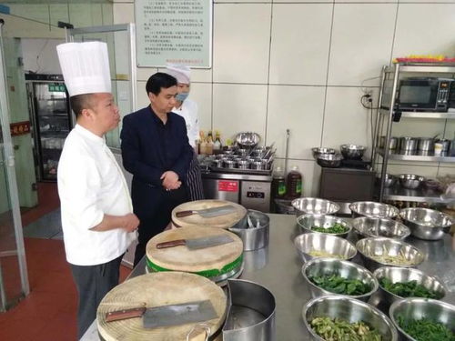 徽縣市場監(jiān)督管理局黨組書記、局長趙豐深入徽州大酒店檢查指導(dǎo)餐飲服務(wù)食品安全監(jiān)管工作
